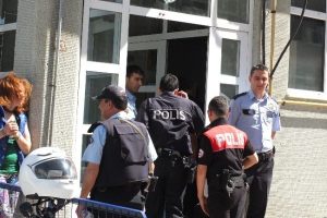 D&ouml;ner bı&ccedil;ağıyla &ccedil;alışanları rehin aldı