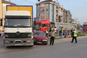 Otomobil TIR'ın altına girdi