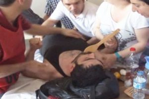 Fenalaşan g&ouml;stericiye tahta kaşıkla m&uuml;dahale