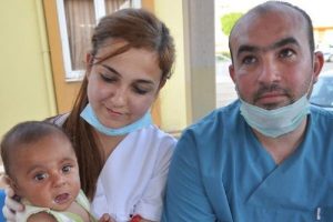 Suriyeli bebeğe hastane &ccedil;alışanları sahip &ccedil;ıktı