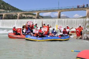 1 Mayıs'ı rafting yaparak kutladılar