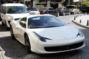 Caner Erkin'den eşine Ferrari jesti