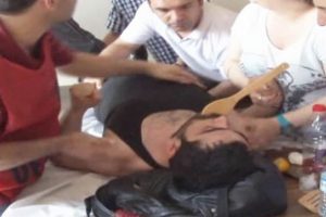 G&ouml;stericiye tahta kaşıkla m&uuml;dahale