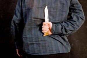 Yaşıyla dalga ge&ccedil;en oğlunu bı&ccedil;aklayarak &ouml;ld&uuml;rd&uuml;