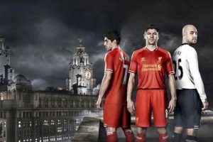 Liverpool'un yeni sezon formasını Suarez tanıttı