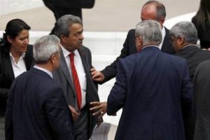 Kamer Gen&ccedil;'ten Aslan'a tazminat davası