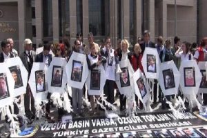 U&ccedil;urtmalar tutuklu gazeteciler i&ccedil;in g&ouml;ky&uuml;z&uuml;nde