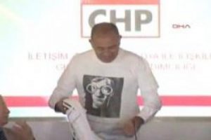 G&uuml;rsel Tekin gazetecilere kelep&ccedil;e hediye etti