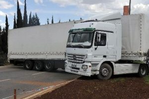 Ref&uuml;je &ccedil;ıkan TIR trafiği fel&ccedil; etti