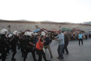 Eylem yapan gruba polis m&uuml;dahalesi