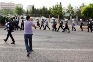 &Uuml;niversite &ouml;ğrencileri arasında kavga: 3 g&ouml;zaltı