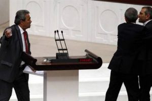 Kamer Gen&ccedil; ve Zeyid Aslan kavgası yargıya taşındı