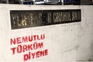 Atat&uuml;rk kaidesindeki yazıya zarar veren kişi yakalandı