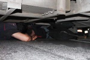 Motosiklet s&uuml;r&uuml;c&uuml;s&uuml; otob&uuml;s&uuml;n altına girdi
