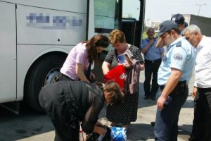 Hırsızlık iddiası yolcuları perişan etti