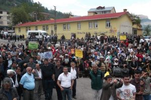 &Ccedil;imento fabrikası ve taş ocakları yapılmasın eylemi