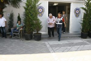 Piknik yapan kadınların &ccedil;antasını &ccedil;aldı