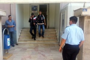Alkol alıp ATM'leri par&ccedil;aladı