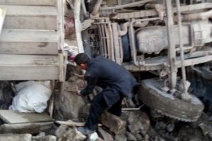 Toprak y&uuml;kl&uuml; kamyon evin bah&ccedil;esine u&ccedil;tu