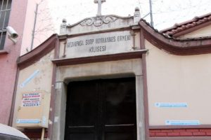 Kilise &ouml;n&uuml;ndeki silah sesleri korkuttu