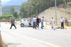 Antalya'da trafik kazası: 2 turizmci &ouml;ld&uuml;