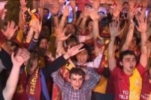 Galatasaray'ın şampiyon olması Azerileri sokağa d&ouml;kt&uuml;