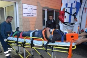 Lastiği patlayan otomobil takla attı