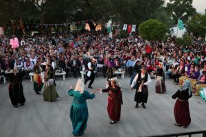 Komşuyla kol kola Hıdırellez coşkusu
