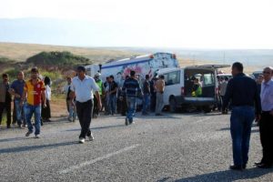 Servis minib&uuml;s&uuml; &ccedil;&ouml;p kamyonuna &ccedil;arptı: 3 &ouml;l&uuml;, 14 yaralı