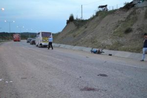 Motosiklet minib&uuml;se &ccedil;arptı: 1 &ouml;l&uuml;, 1 yaralı
