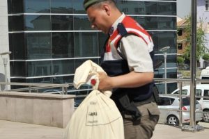 Yolcu otob&uuml;s&uuml; ile esrar sevkiyatı