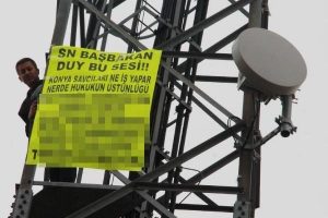 Direğe &ccedil;ıktı kendisini iknaya gelenleri kameraya &ccedil;ekti