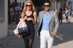 Wilma Elles ve sevgilisi tatilcileri g&uuml;ld&uuml;rd&uuml;