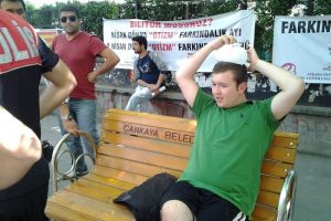 Bankta otururken kafasına ağa&ccedil; d&uuml;şt&uuml;