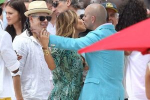 Jennifer Lopez &ouml;p&uuml;şt&uuml; sevgilisi izledi