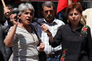 Şehit annesinin gaz bombası isyanı