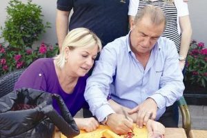 Doğmamış bebek i&ccedil;in Galatasaray forması imzaladı