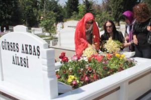 İşte M&uuml;sl&uuml;m Baba'nın 2 katlı mezarı