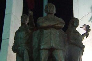 Atat&uuml;rk heykelini &ccedil;alacaklardı