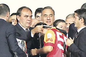 Yıldırım Demir&ouml;ren Arena'ya gelecek mi?