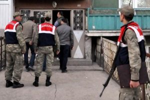 &Uuml;&ccedil; ilde ka&ccedil;ak silah operasyonu: 12 g&ouml;zaltı
