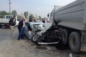 L&uuml;ks otomobil kamyonun altına girdi