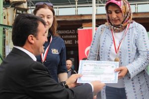 54 yaşındaki kadın y&uuml;zme birincisi oldu