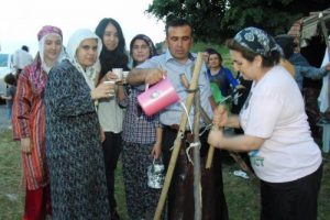 G&uuml;zellik yarışmasında 'milli i&ccedil;ki' ikramı