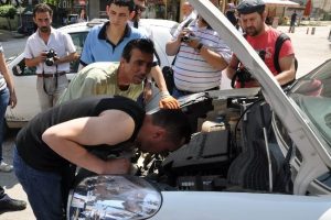 Şaşkın kediyi itfaiye kurtardı