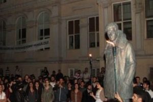 3 metrelik Deniz Gezmiş heykelini ka&ccedil;ırdılar