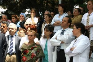 "B&ouml;yle bir ortamda nasıl doktorluk yapacağız?"