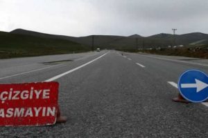 Uyarı levhası &ouml;l&uuml;m getirdi iddiası: 1 &ouml;l&uuml;, 11 yaralı