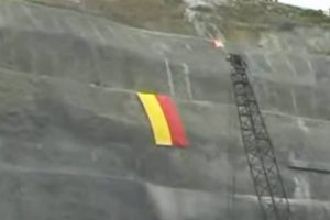 3. K&ouml;pr&uuml;'ye Galatasaray bayrağı &ccedil;ektiler