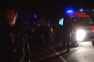 Yolcu otob&uuml;s&uuml; kamyona &ccedil;arptı: 14 yaralı